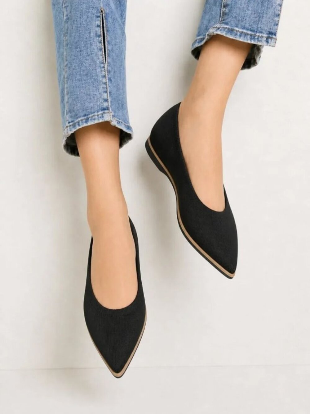 Vivaia Veronica Pointed-Toe All-Day Standing Flats in Black Size 42/10.5
